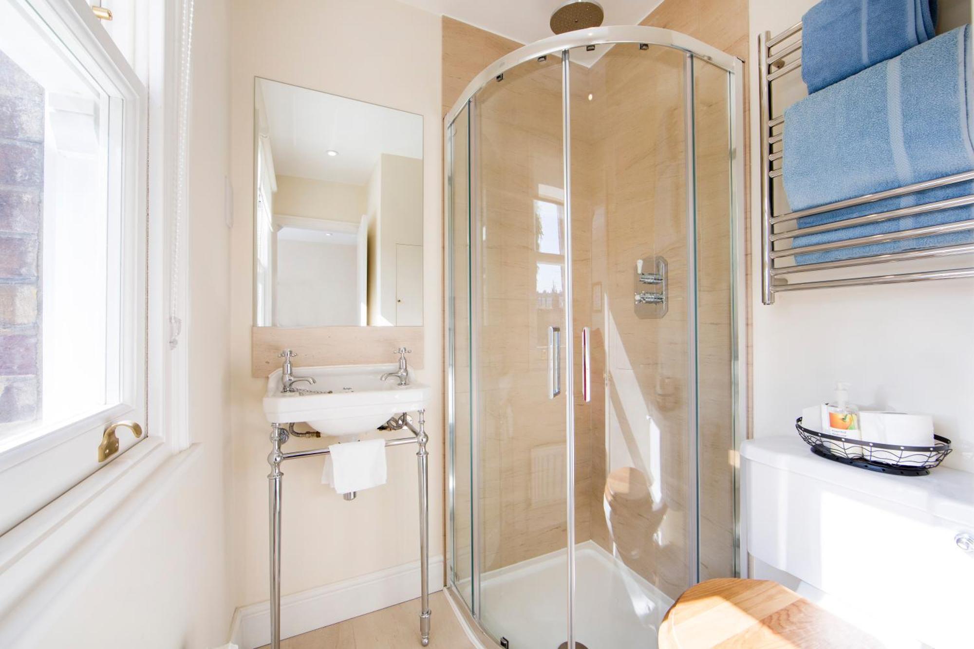 Britannia Road 3 * London